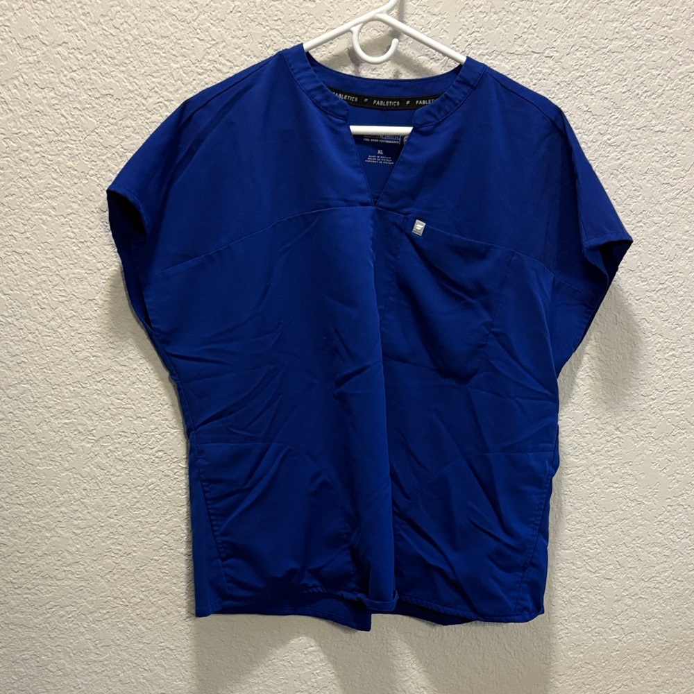 Fabletics evolve scrub top